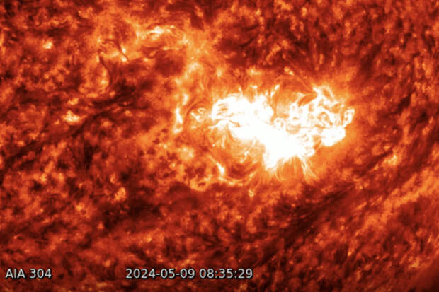 SWPC NOAA: солнечное пятно AR366 расширилось до 200 тыс. килметров
