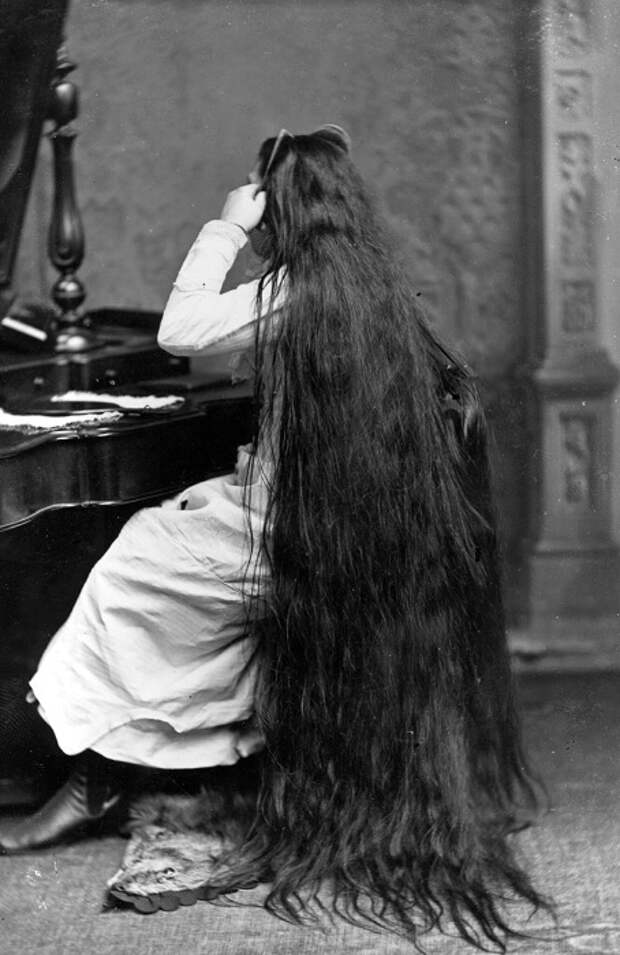 Одна из сестер Сазерленд демонстрирует свои длинные волосы.