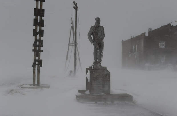Памятник Отто Юльевичу Шмидту, исследователю Арктики. Одиноко ему.