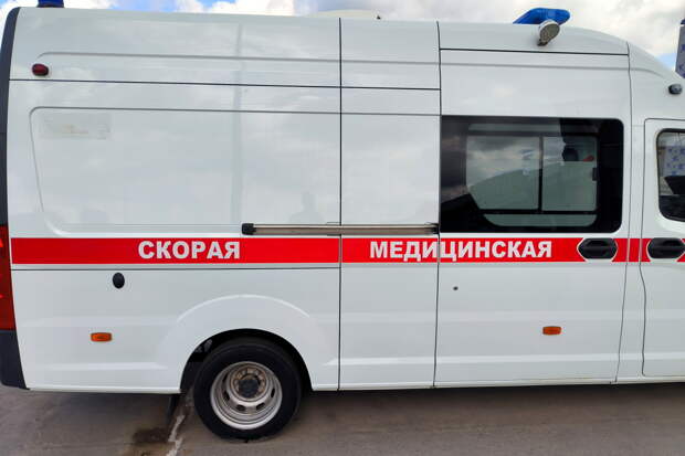 Таксист в Екатеринбурге проткнул колесо скорой, «мешавшей» ему выехать из двора