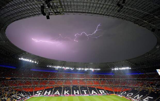 Молния над стадионом в Донецке, Украина