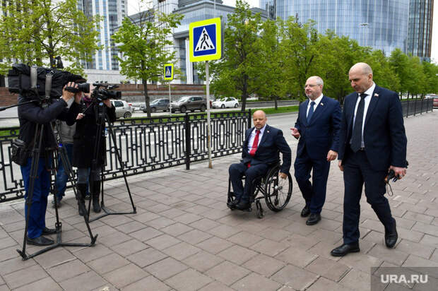Депутаты Госдумы в сквере возле Театра Драмы.Екатеринбург