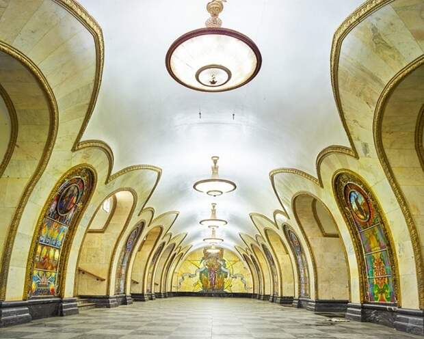 Фотограф показал всю роскошь московского и питерского метро