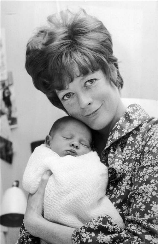 Мэгги Смит с новорожденным сыном