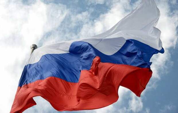 Буря сорвала российский флаг — его быстро вернули на место простые подростки (ВИДЕО)