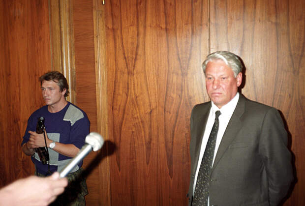 Президент России Борис Ельцин в ночь с 20 на 21 августа 1991 года в Белом доме