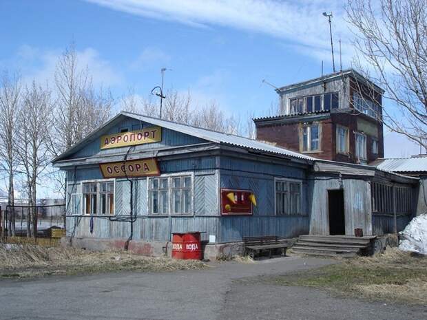 Деревянное здание аэропорта Оссора на Камчатке
