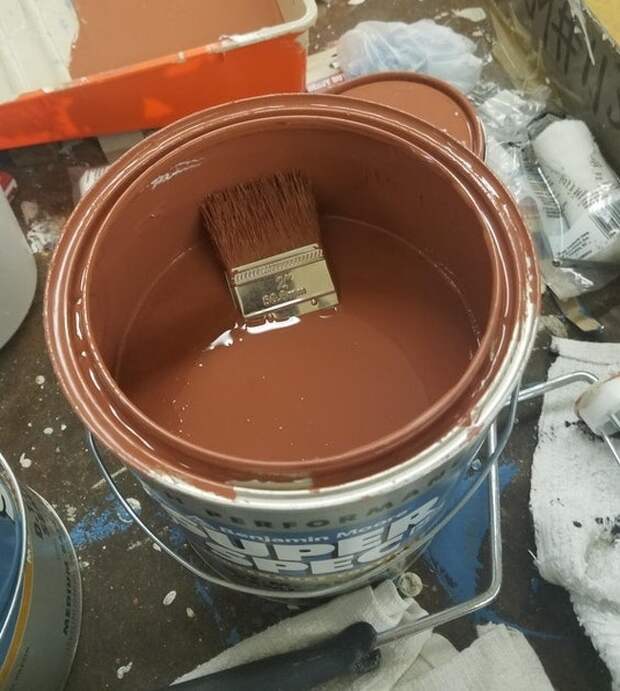 кисточка в краске