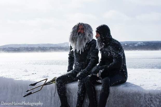 Это Даниэль Шеттер (известный как «Сёрфер Дэн») и Аллен Финау Сёрфер, в мире, волна, люди, мороз, холод, чудики