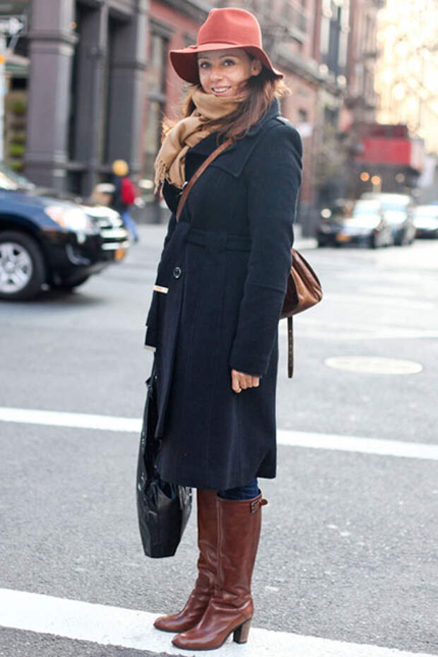 Черное пальто и шляпа. Пальто и шляпа. Пальто с длинными сапогами. Шляпа с пальто женское. Пальто с ботинками.