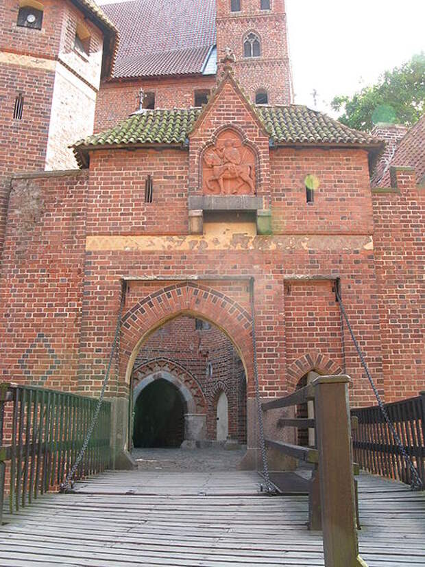 File:Malbork Castle Gate 3.jpg