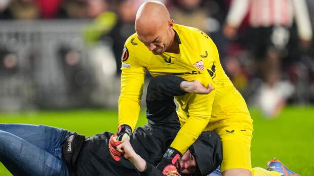 Sevilla keeper Marko Dmitrovic takes down Europa League pitch invader