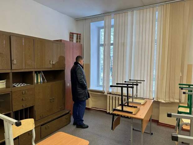 В Северодвинске ученик выпал из окна второго этажа школы