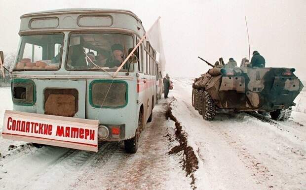 На дороге войны: автобус с матерями военнослужащих, направляющийся в Грозный, 1996 год