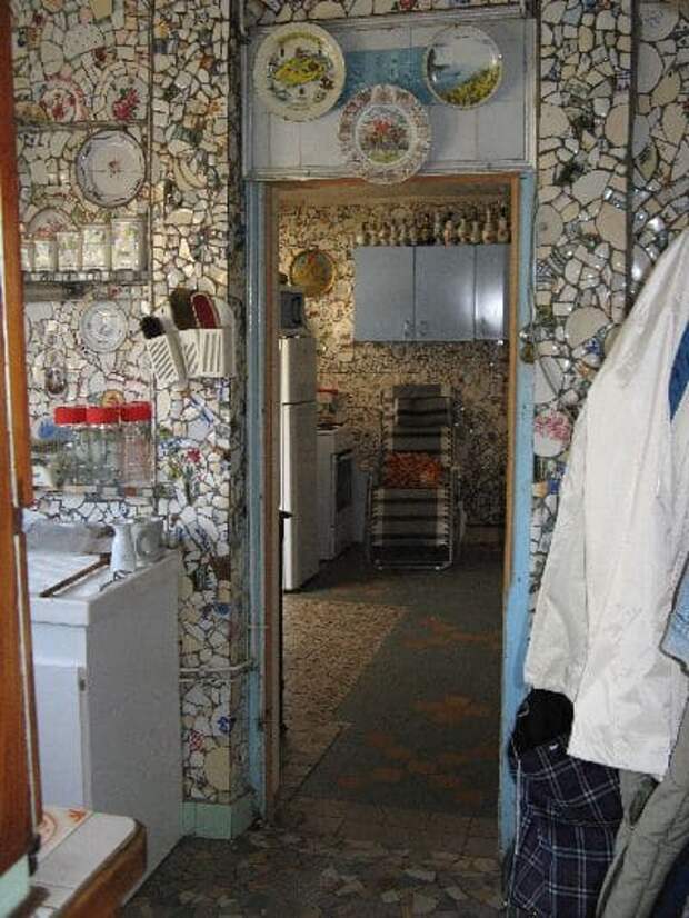 Дом Разбитой Посуды! Здесь всё состоит из осколков – вплоть до будки и лестницы на чердак…) (12 фото)