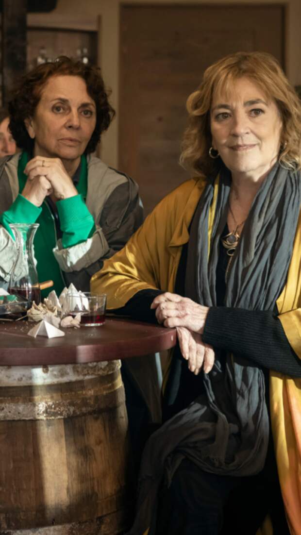 Gloria Muñoz and Carmen Maura