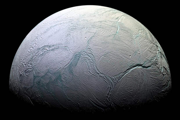 Энцелад, спутник Сатурна — только на нем в Солнечной системе  обнаружены жидкая вода, углерод и азот в форме аммиака