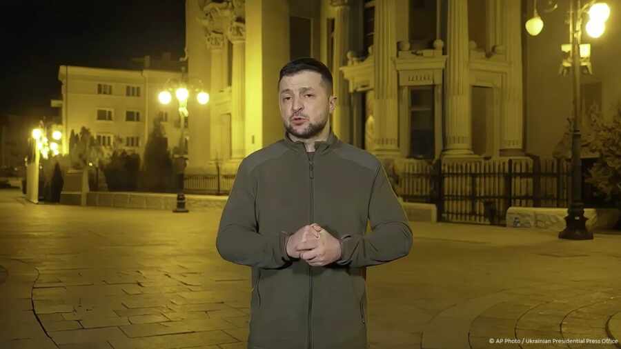 В Киеве паясничают, сидя на чемоданах