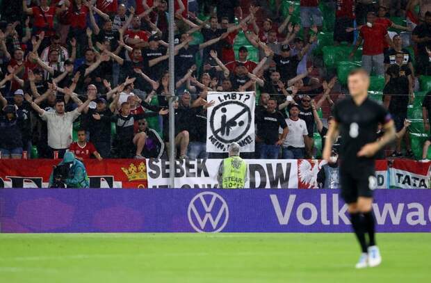 УЕФА требует от венгров извинений: толерастичная Гейропка продолжает сходить с ума