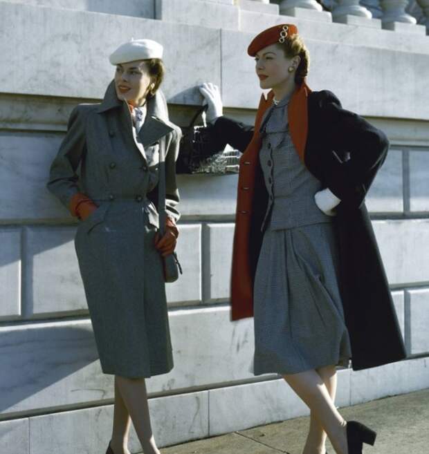 Модели в верхней одежде, которой в 1940-х годах был присущ строгий и практичный стиль.