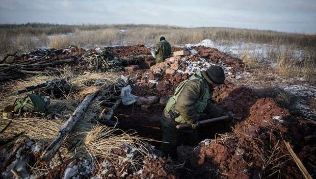 Ополченцы копают окопы на боевых позициях вблизи поселка Малая Горловка в Донецкой области. Архивное фото