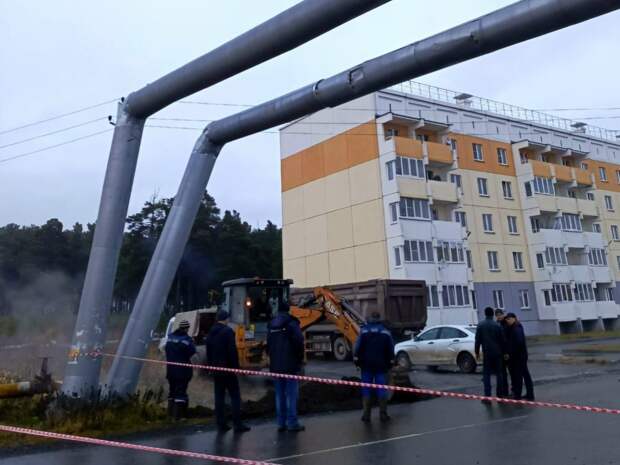 В Челябинской области грузовик протаранил кузовом трубу теплотрассы