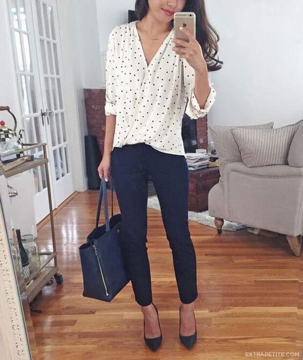 33 идеи, как одеваться в офис: черные джинсы + блузка в горох
