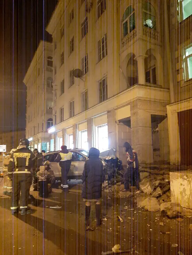 На Седова пьяный на «Хёндэ» снёс ограждение и отбросил пешехода в стену. Водитель вёз женщину и ребёнка