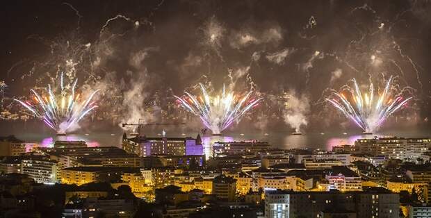 13 человек пострадали при взрыве во время салюта во Франции