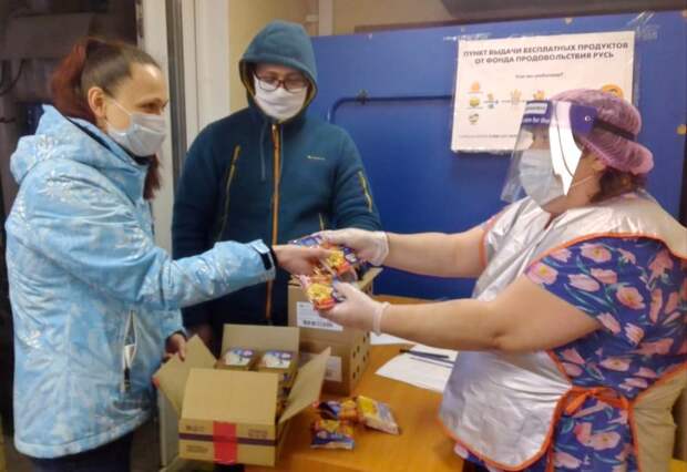 Раздача вещей и продуктов не прекращалась и в период самоизоляции/Фото предоставлено Фондом "Семейный очаг"