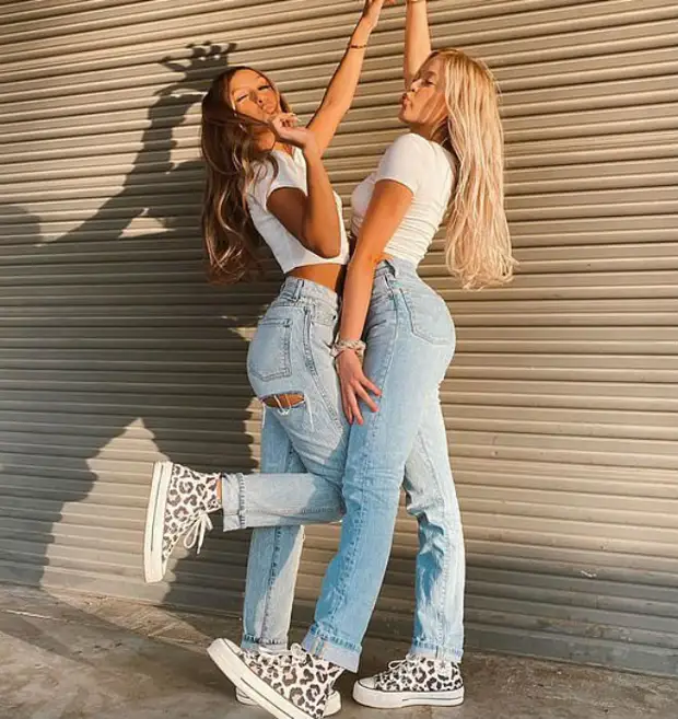Девушки надели джинсы, которые порваны сзади: новую моду придумали звезды