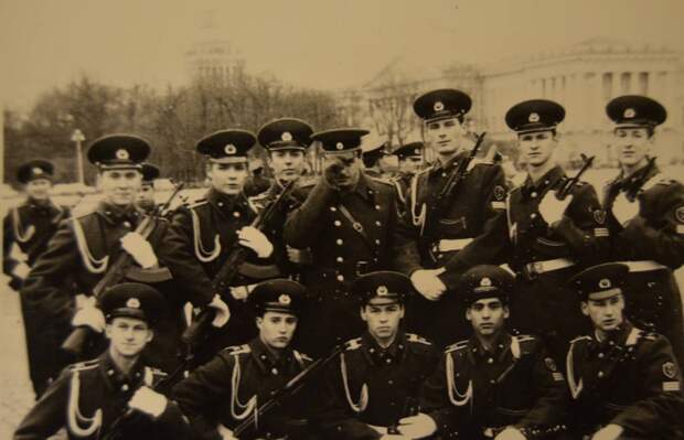 Осень 1987 года, Ленинград. Во время одной из репетиций юбилейного военного парада на Дворцовой площади в честь 70-летия Октябрьской революции. Прислал «Robert».jpg