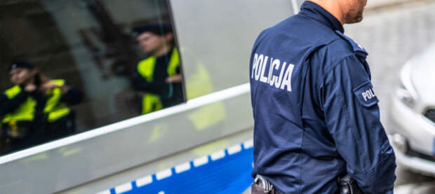 Из Польши депортировали украинца, который в пьяном виде погрыз полицейскую машину