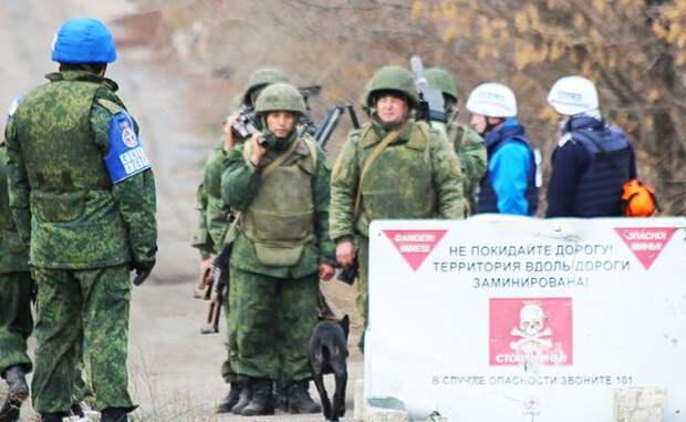 На фото: военнослужащие Народной милиции ДНР (в центре) покидают свои позиции у села Петровского