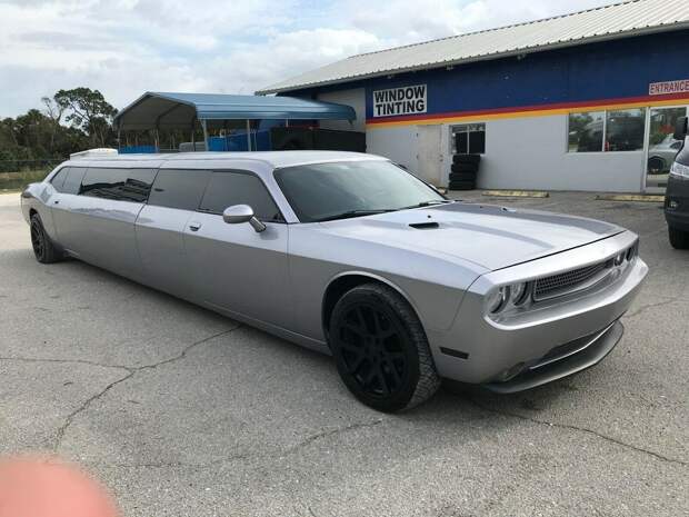 Лимузин Dodge Challenger с дверьми типа крыло чайки