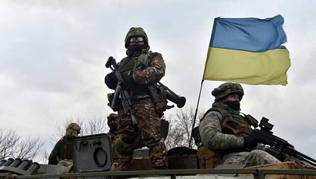 Украинские военные на бронетранспортере в районе Дебальцево, Донецкая область. Архивное фото Украинские военные на бронетранспортере в районе Дебальцево, Донецкая область. Архивное фото