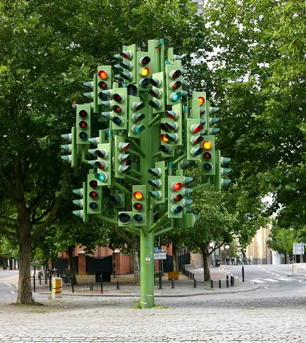 Сверкающее огнями дерево-светофор символизирует бурную жизнь мегаполиса и веселит пешеходов и проезжающих автомобилистов.