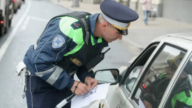 До какого возраста по правилам можно садиться за руль, и какие ограничения есть для пожилых водителей