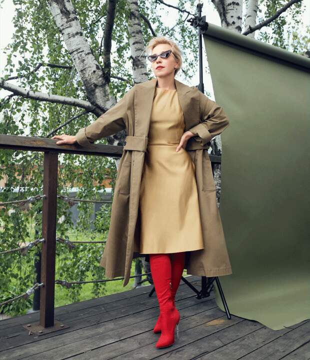 Платье, Chapurin; тренч, Dior; ботфорты, casadei; очки, andy wolf Платье, Chapurin; тренч, Dior; ботфорты, casadei; очки, andy wolf