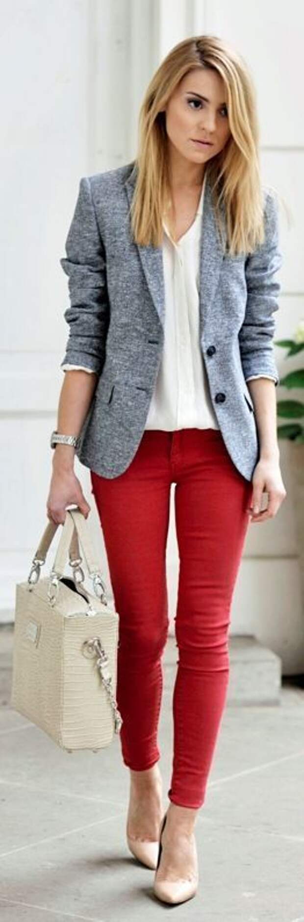 33 идеи, как одеваться в офис: красные узкие брюки, серый пиджак