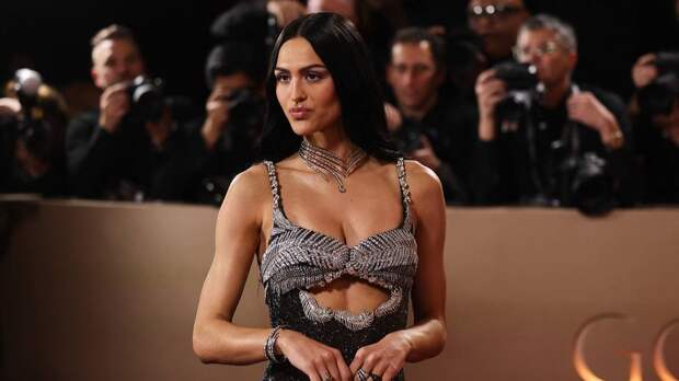 Модель Амелия Грэй сделала неудачную пластику груди из-за возлюбленного