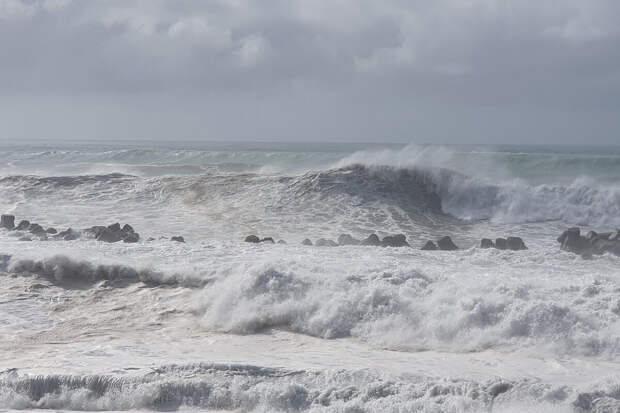 РИА: паром с пассажирами и автомобилями застрял в Мраморном море из-за шторма