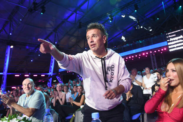 Shot: певец Губин празднует день рождения в арендованном доме