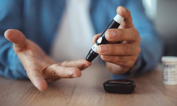 Эндокринолог Карасев рассказал, помогают ли домашние глюкометры в похудении