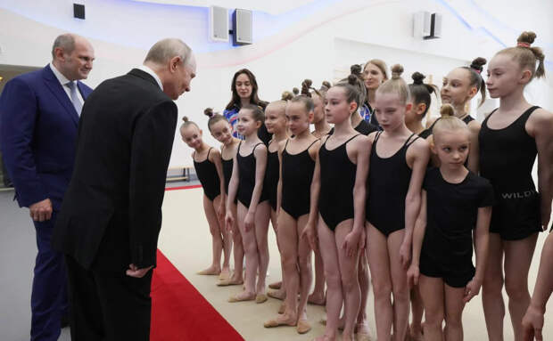 Путин поцеловал юную гимнастку в лоб и пожелал ей успехов