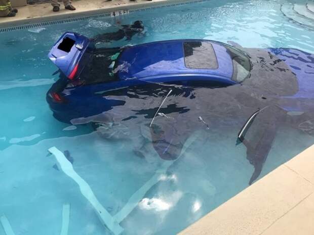 Женщина не поставила машину на "паркинг" и она уехала прямо в бассейн авария, авто, бассейн, курьез, неудача, прикол
