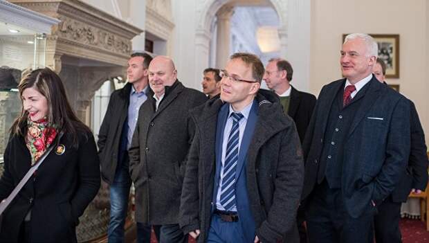 Участники немецкой делегации депутатов от партии Альтернатива для Германии осматривают достопримечательности Ливадийского дворца в рамках своего официального визита в Крым