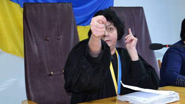Неприличное фото украинской судьи взорвало Сеть