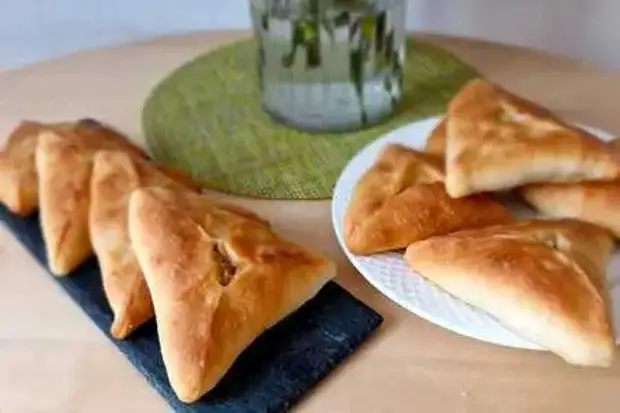 Фото к рецепту: Пирожки с капустой и яйцом