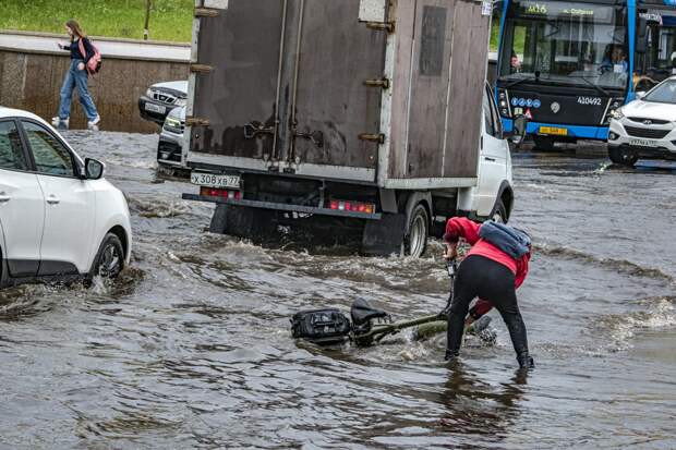 Москва и Подмосковье ушли под воду: фото и видео последствий мощного ливня